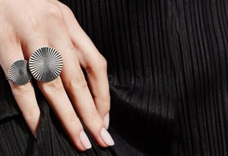 القلائد ومجوهرات الجسم